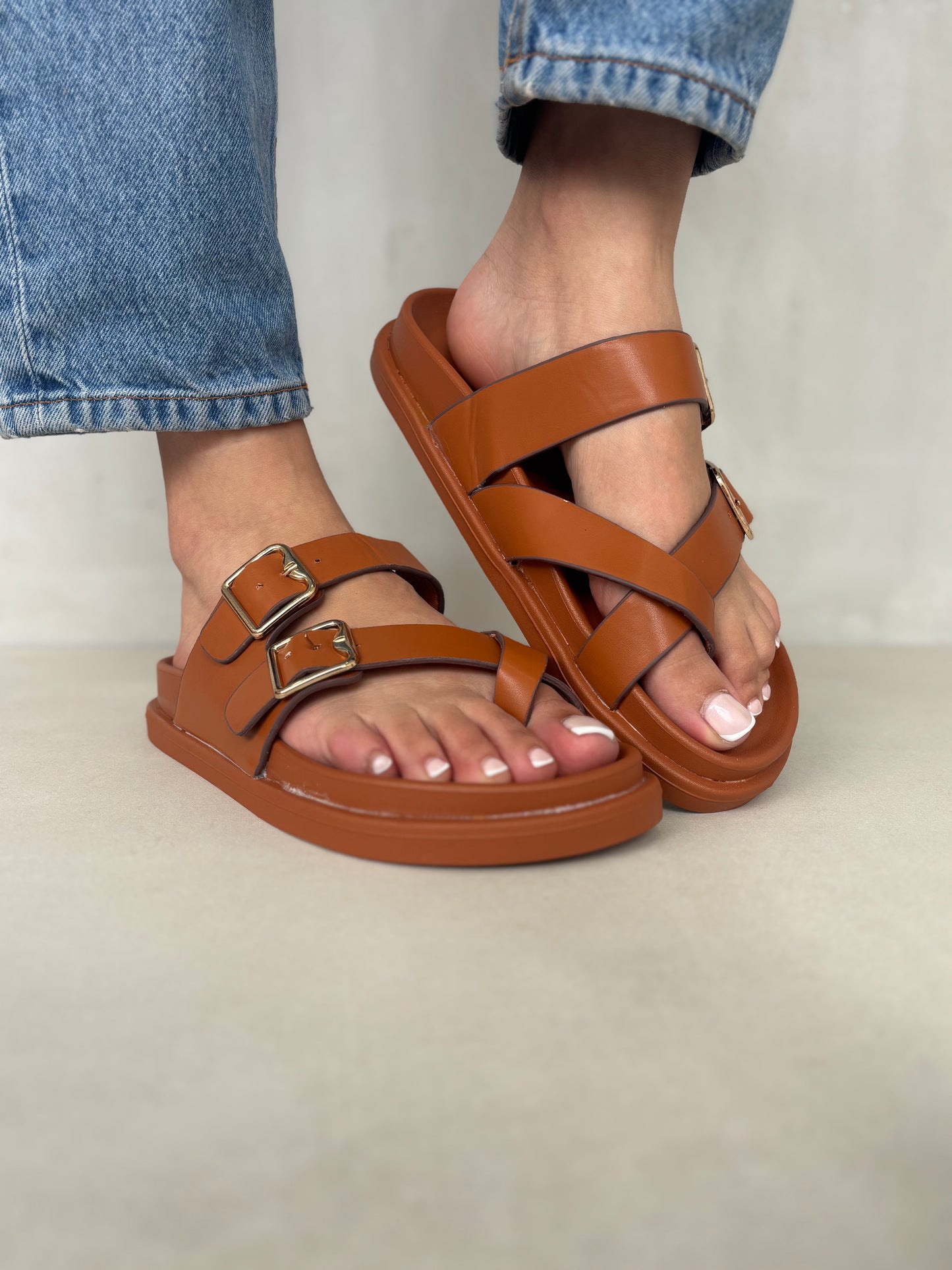 14493 – Sandalias Camel con Hebillas Doradas y Suela Ergonómica