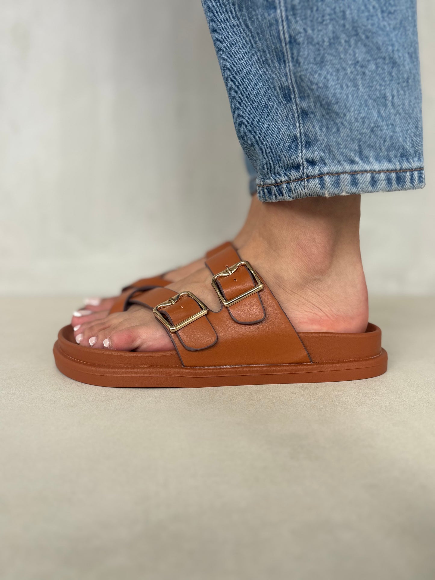 14493 – Sandalias Camel con Hebillas Doradas y Suela Ergonómica