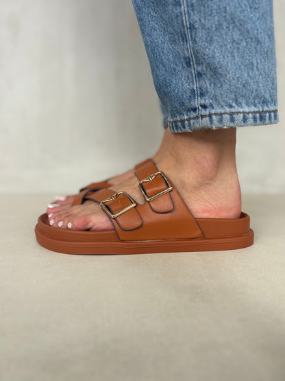 14493 – Sandalias Camel con Hebillas Doradas y Suela Ergonómica