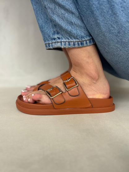 14493 – Sandalias Camel con Hebillas Doradas y Suela Ergonómica