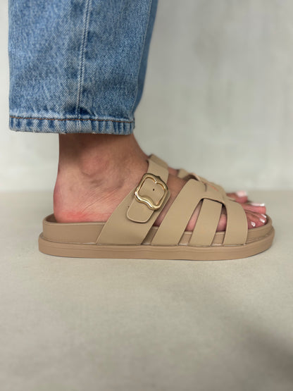 14483 – Sandalias Beige con Hebilla Dorada y Diseño entrelazado