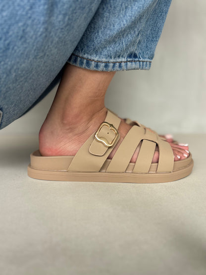 14483 – Sandalias Beige con Hebilla Dorada y Diseño entrelazado