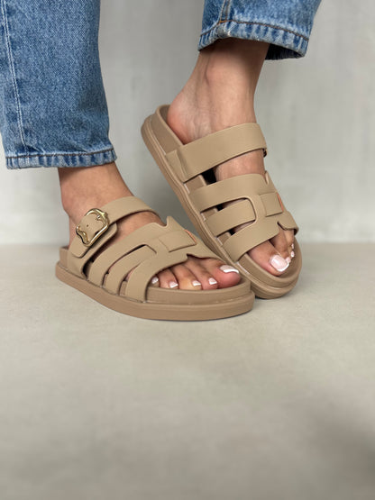 14483 – Sandalias Beige con Hebilla Dorada y Diseño entrelazado