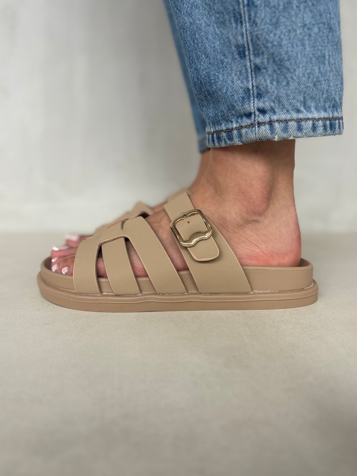 14483 – Sandalias Beige con Hebilla Dorada y Diseño entrelazado
