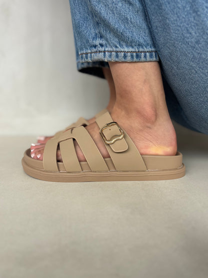 14483 – Sandalias Beige con Hebilla Dorada y Diseño entrelazado
