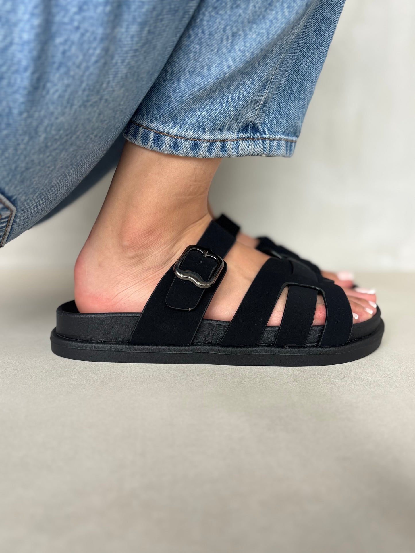 14480 – Sandalias Negras con Hebilla y Tiras Cruzadas