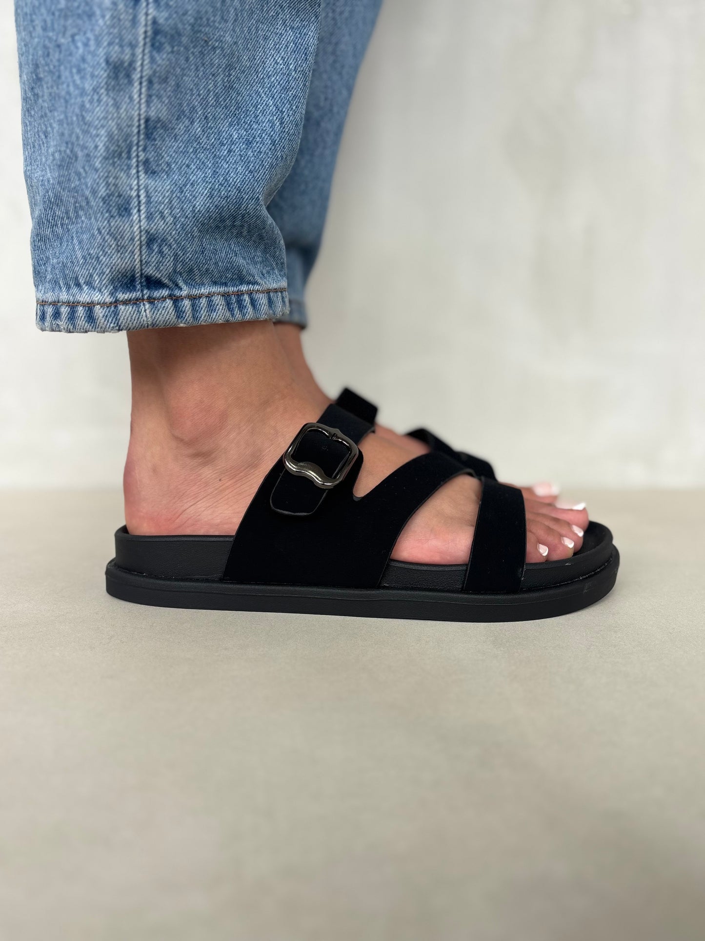 14472 – Sandalias Negras con Hebilla Metálica y Diseño Cruzado