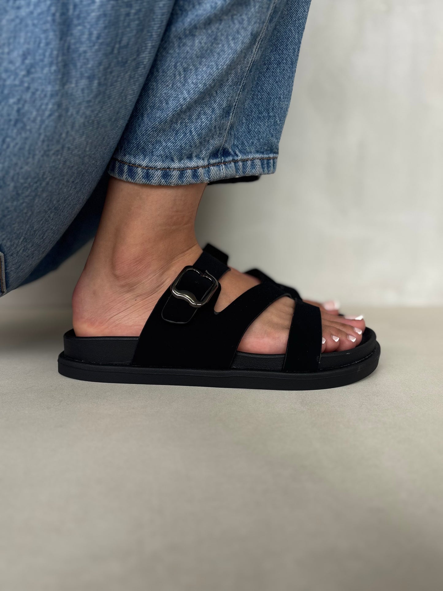 14472 – Sandalias Negras con Hebilla Metálica y Diseño Cruzado