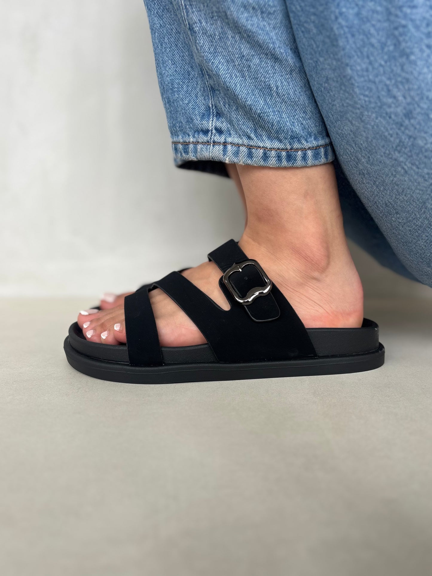 14472 – Sandalias Negras con Hebilla Metálica y Diseño Cruzado