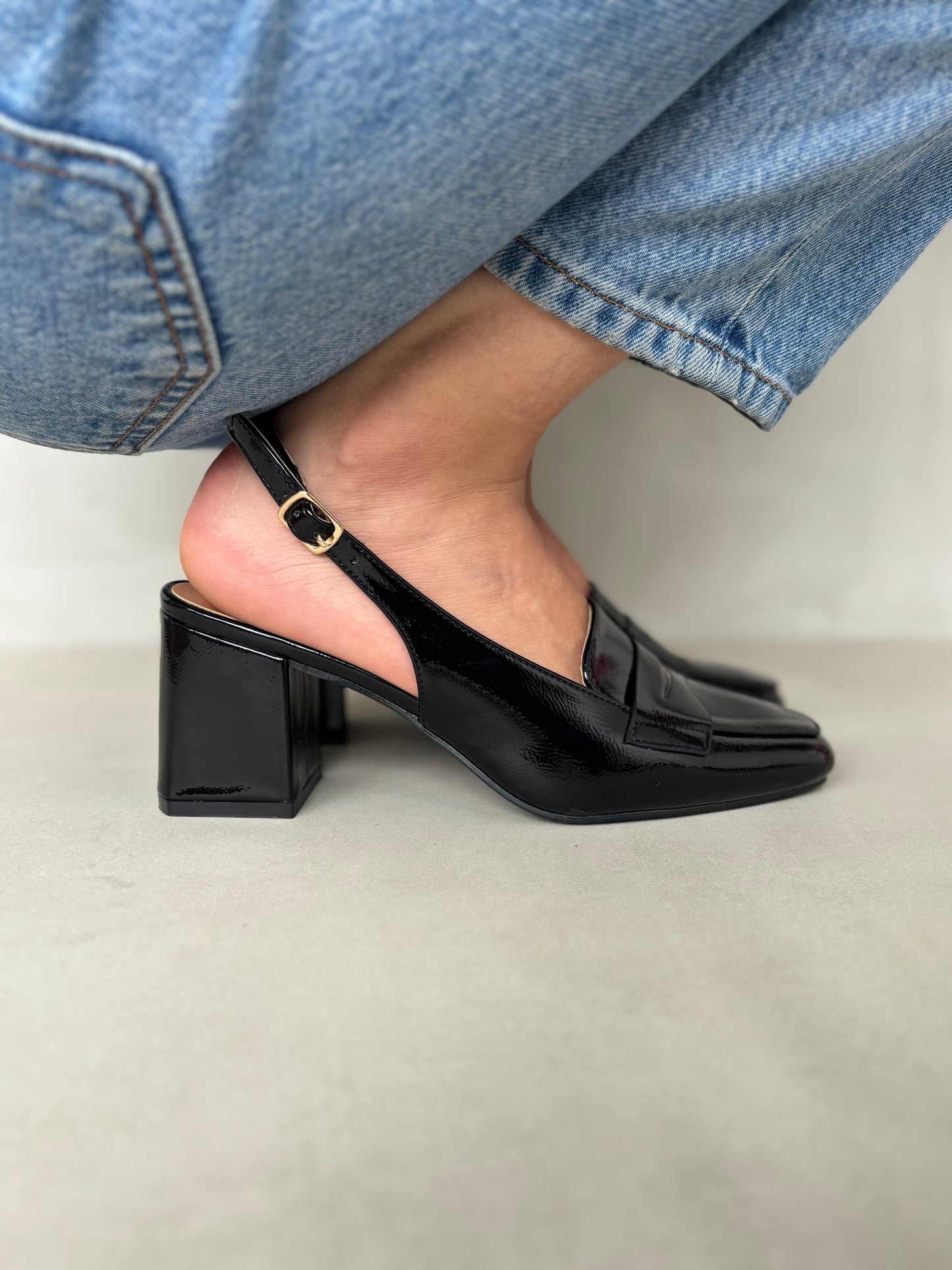 14432 – Zapatos Negros de Charol con Tacón Cuadrado y Pulsera Ajustable