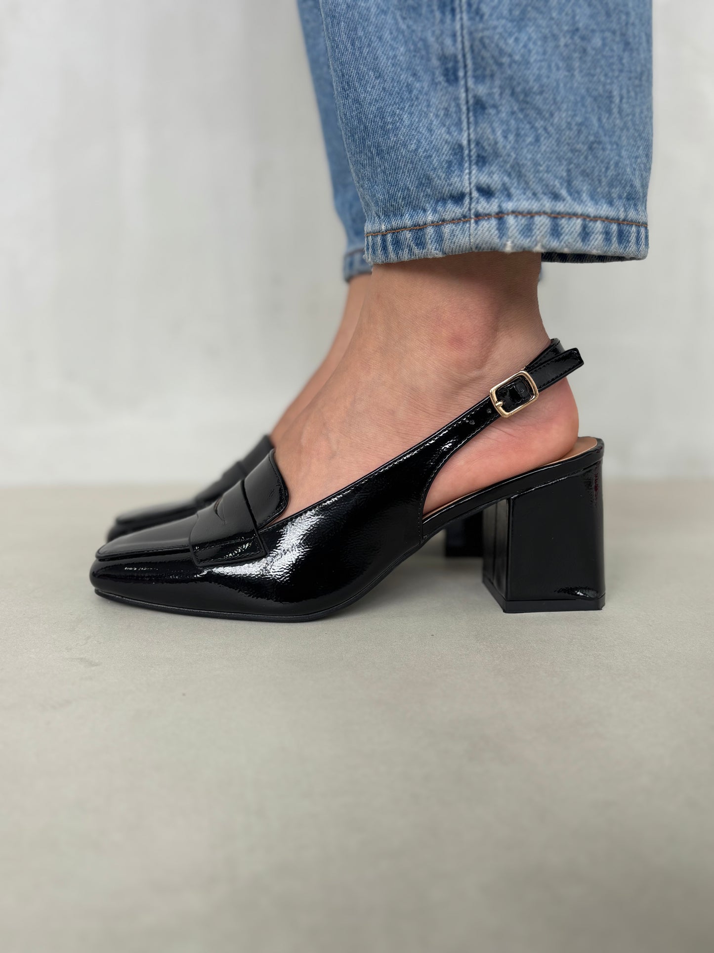 14432 – Zapatos Negros de Charol con Tacón Cuadrado y Pulsera Ajustable