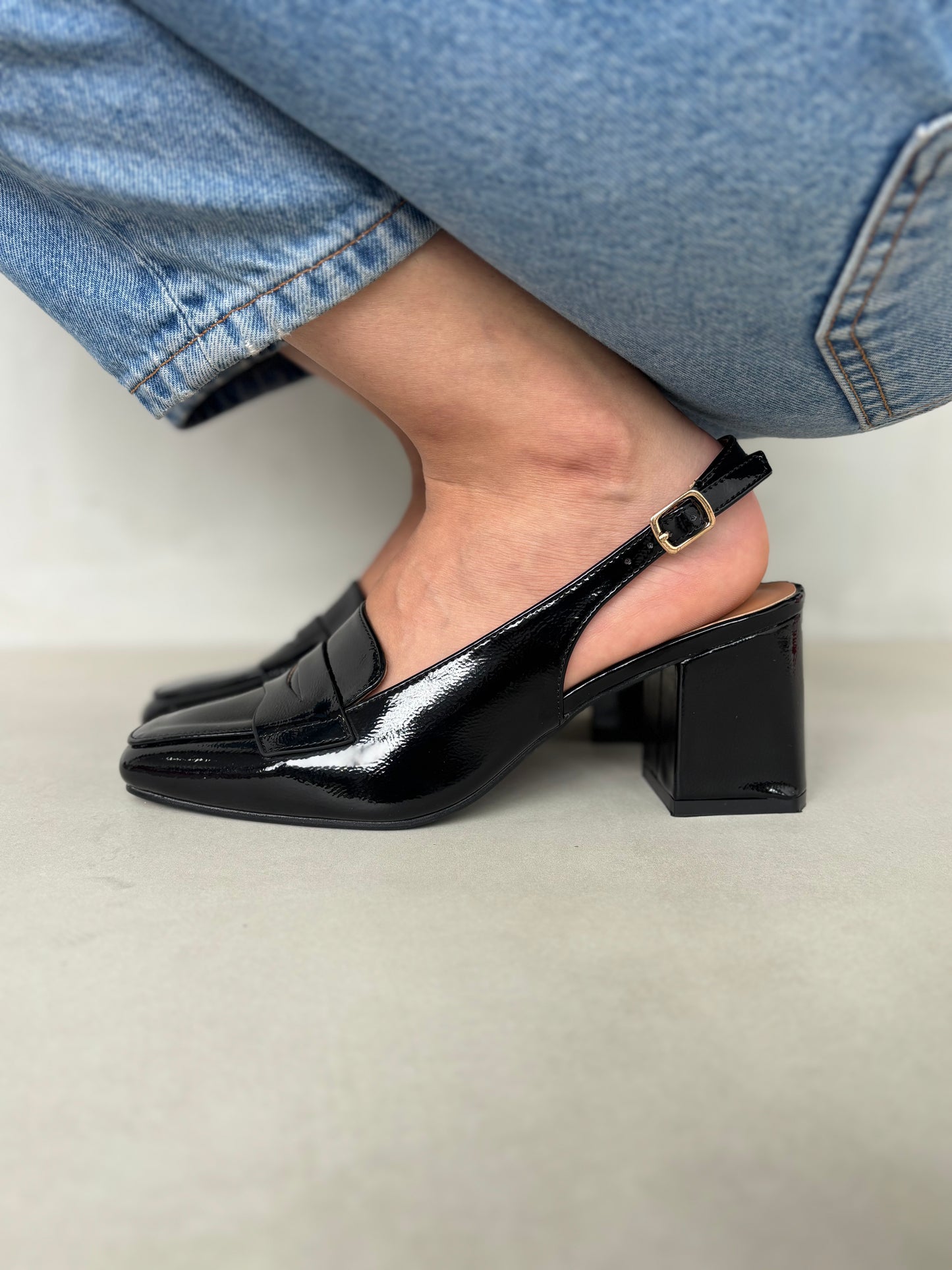 14432 – Zapatos Negros de Charol con Tacón Cuadrado y Pulsera Ajustable