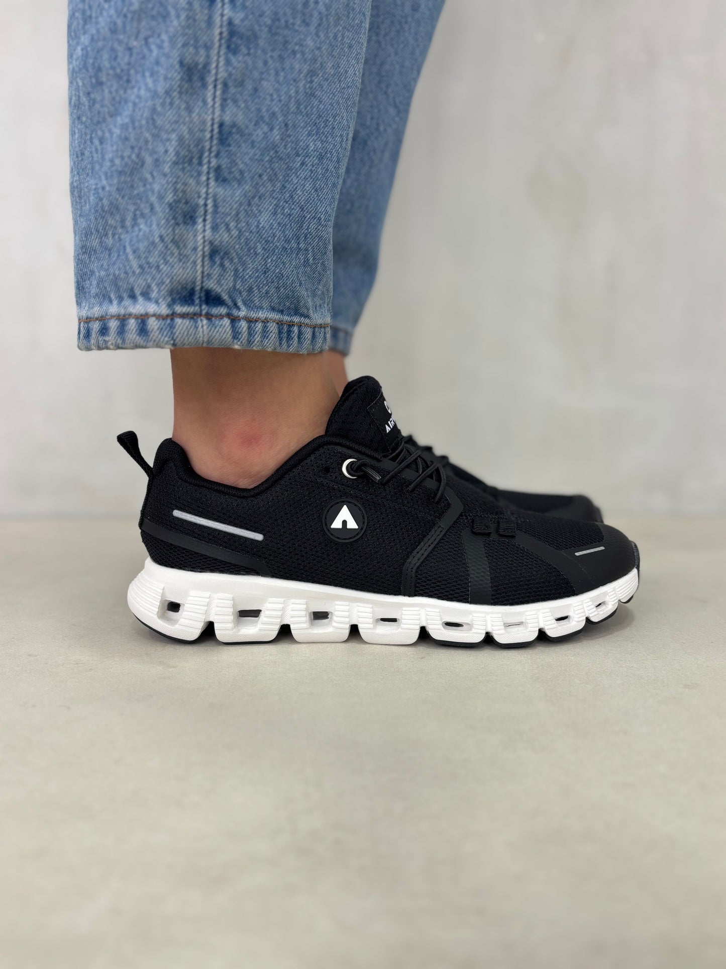 14291 – Tenis Deportivos Negros con Suela Blanca y Tecnología de Amortiguación