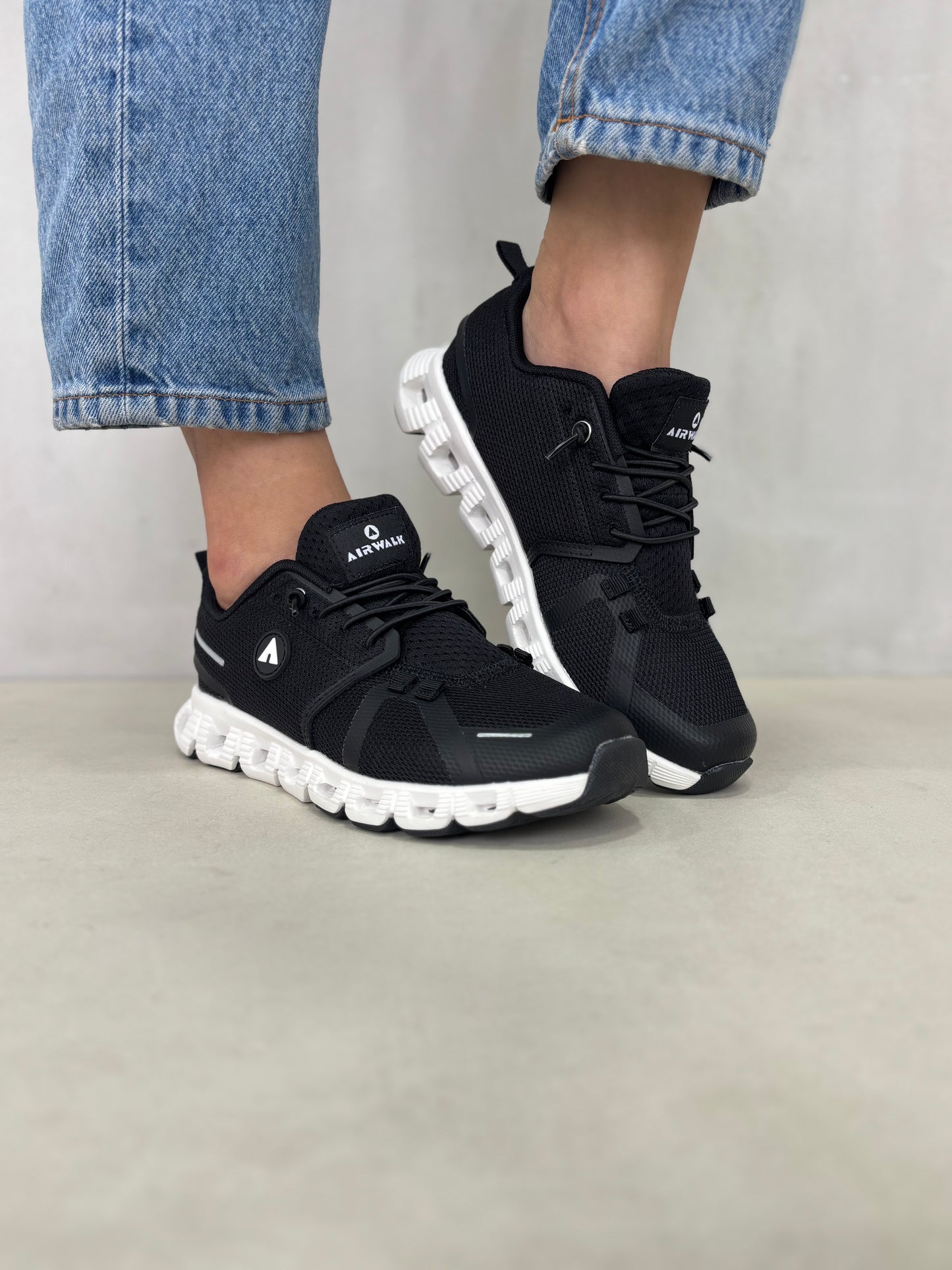 14291 – Tenis Deportivos Negros con Suela Blanca y Tecnología de Amortiguación