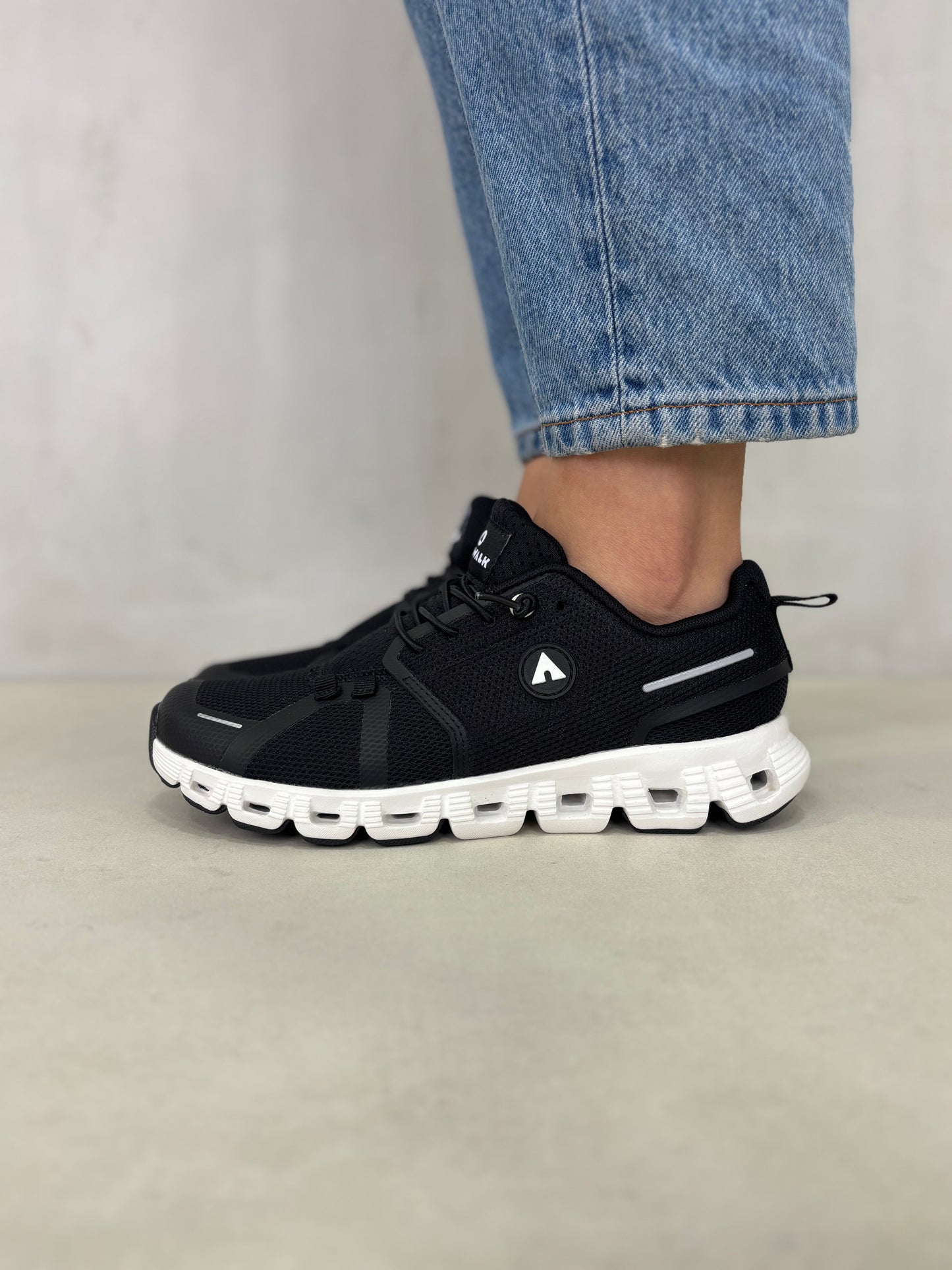 14291 – Tenis Deportivos Negros con Suela Blanca y Tecnología de Amortiguación