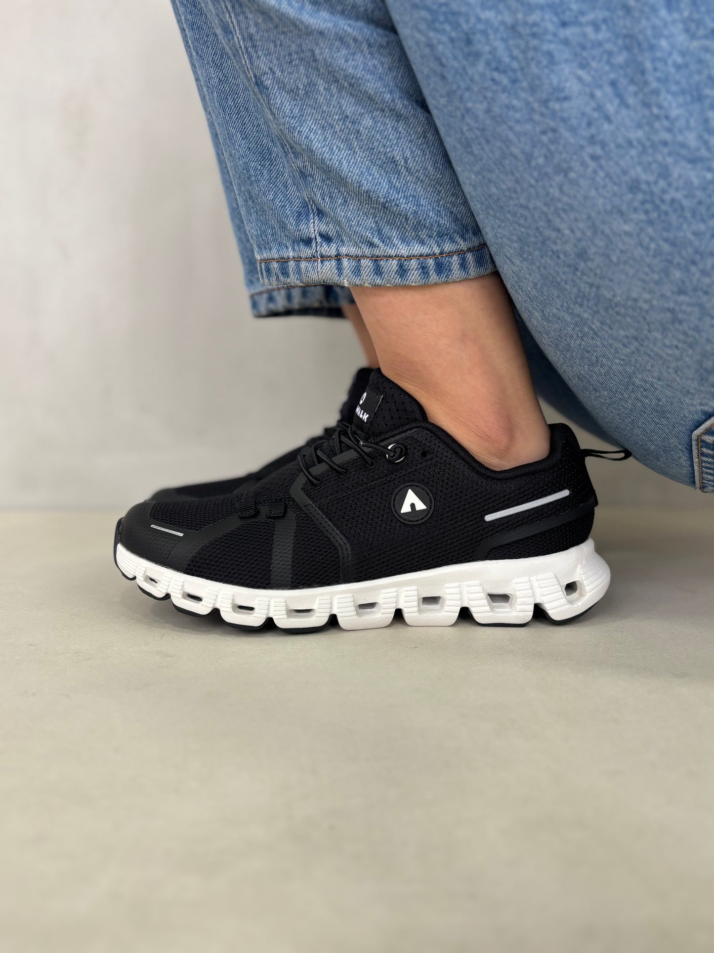 14291 – Tenis Deportivos Negros con Suela Blanca y Tecnología de Amortiguación