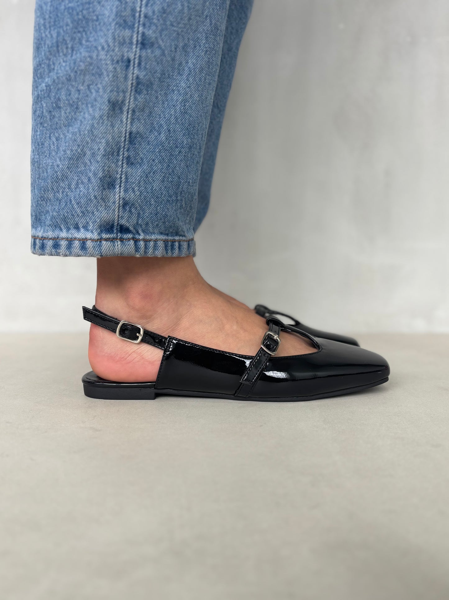 14454 – Bailarinas Negras en Charol con Hebilla Lateral