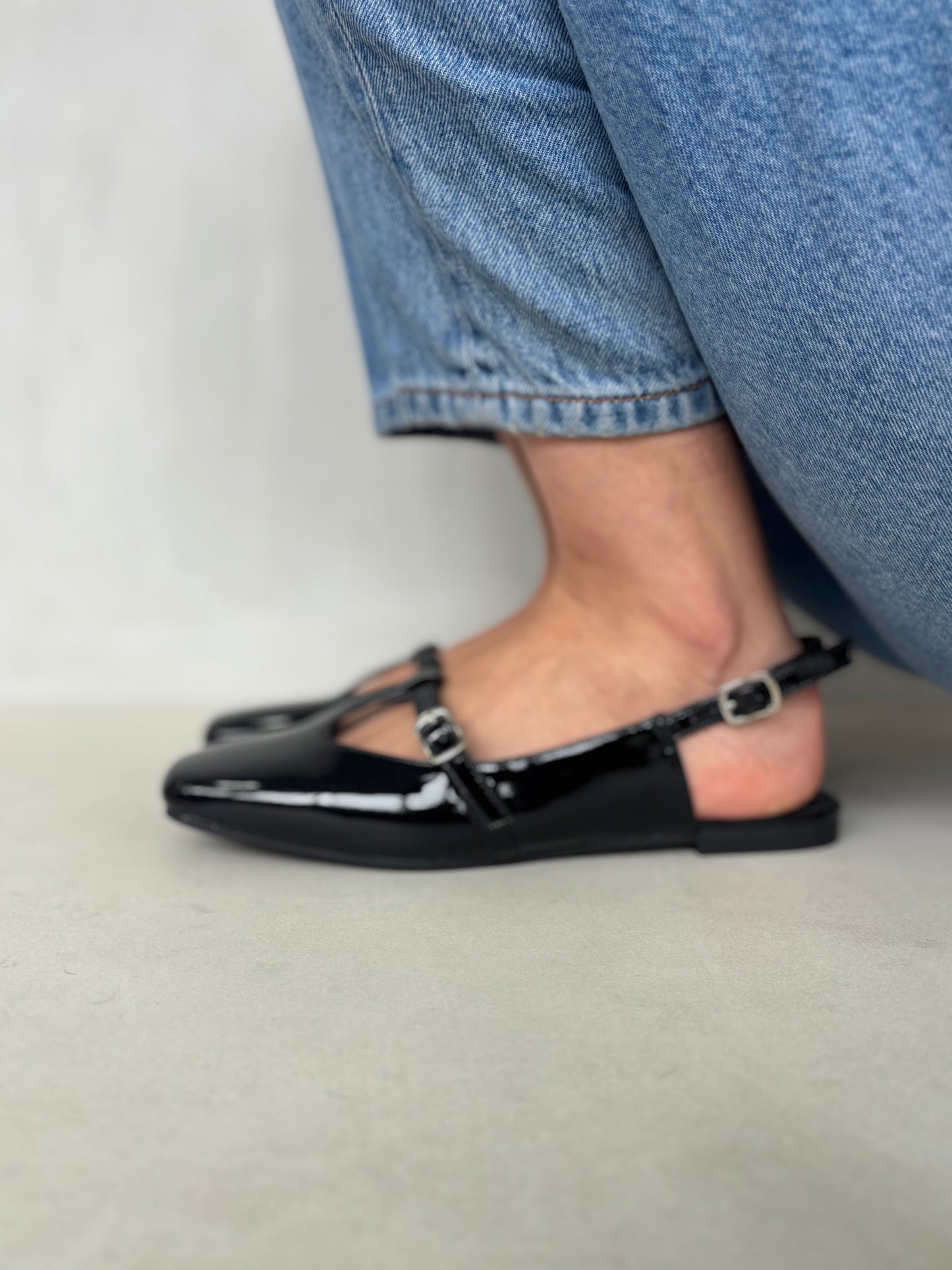 14454 – Bailarinas Negras en Charol con Hebilla Lateral