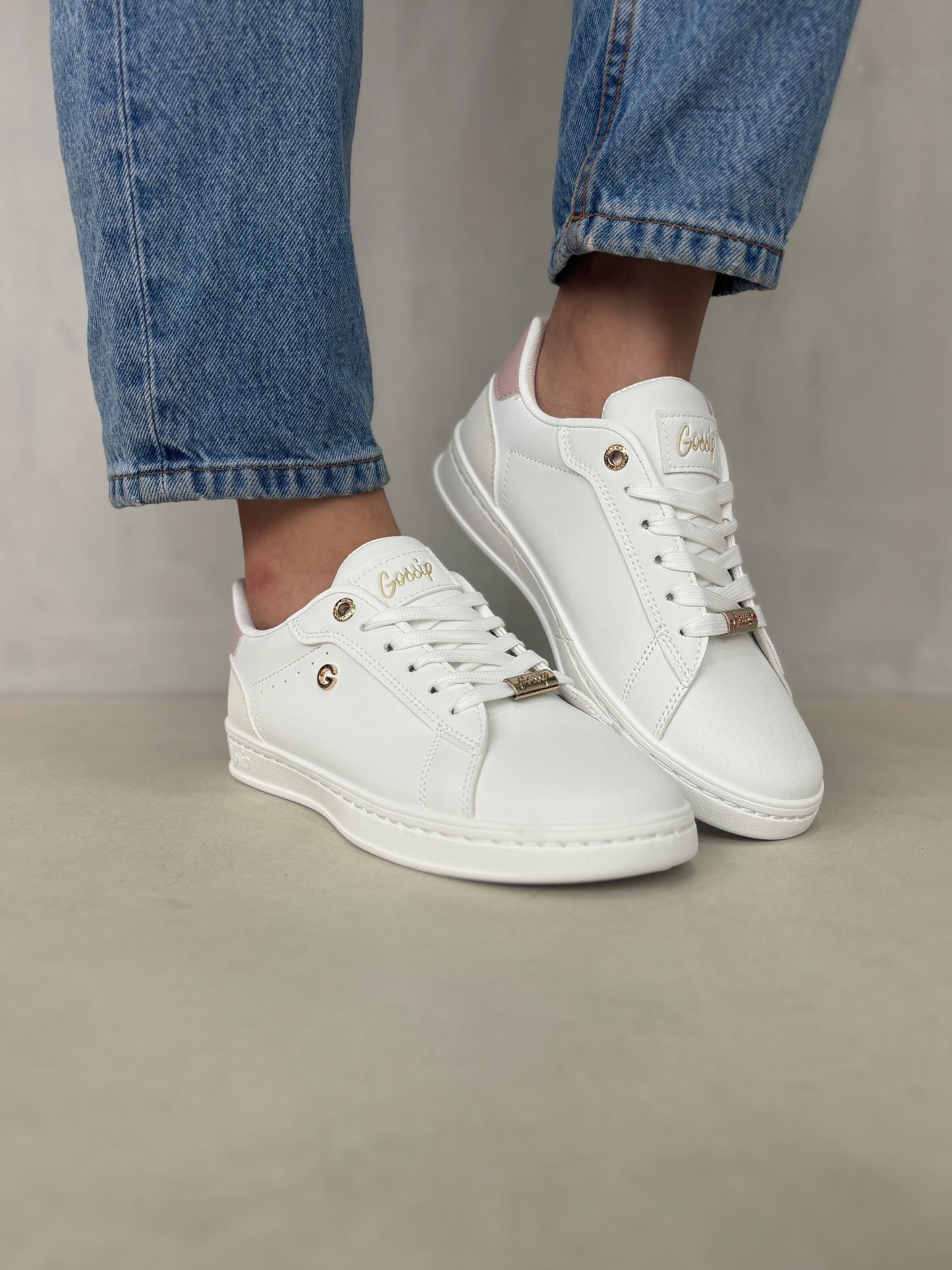 14320 – Zapatillas blancas con detalle rosado para dama