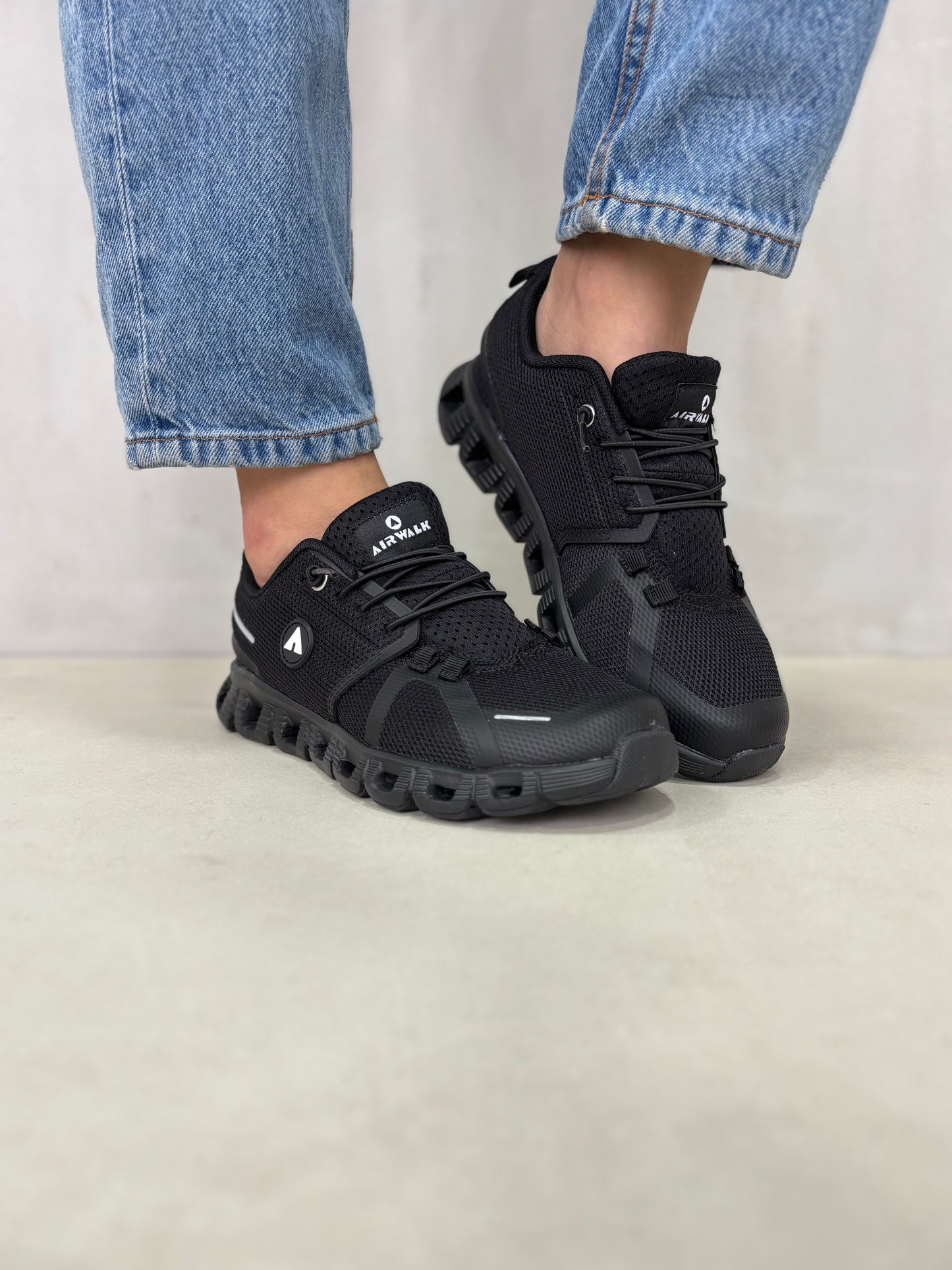 14290 – Tenis deportivos totalmente negros para hombre