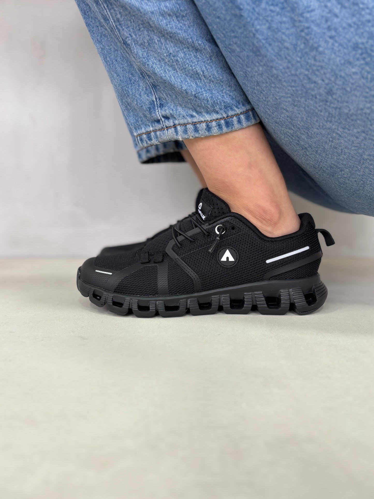 14290 – Tenis deportivos totalmente negros para hombre