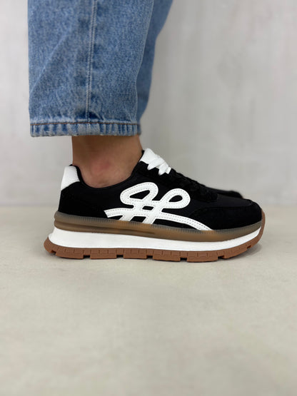 14435 – Tenis Negros con Detalles Blancos y Suela Bicolor