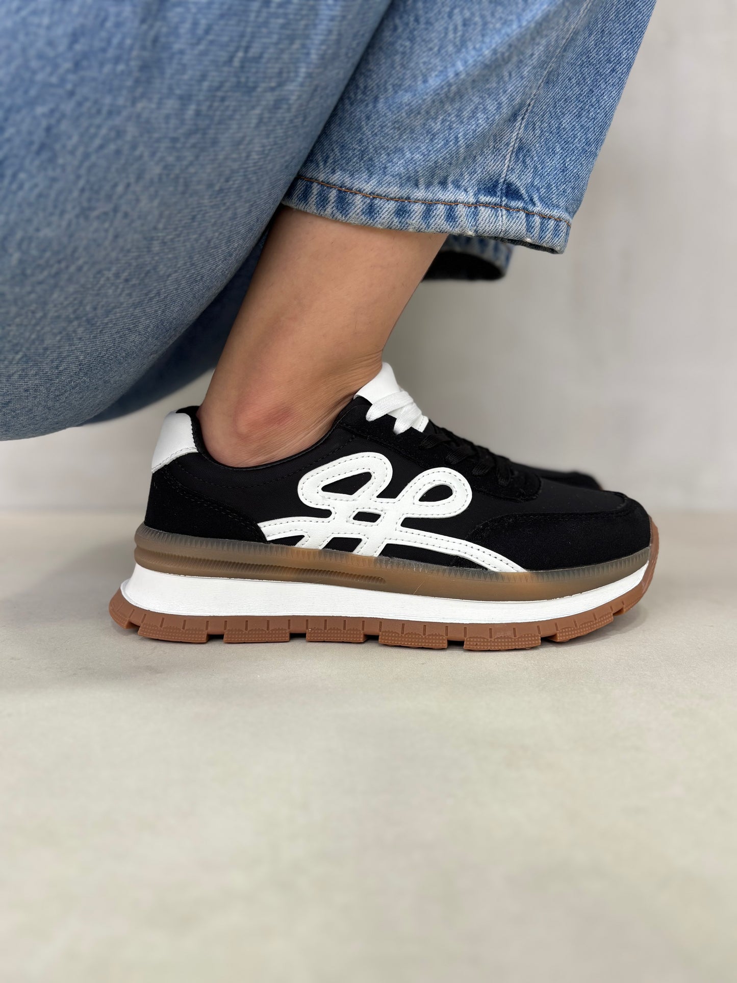 14435 – Tenis Negros con Detalles Blancos y Suela Bicolor