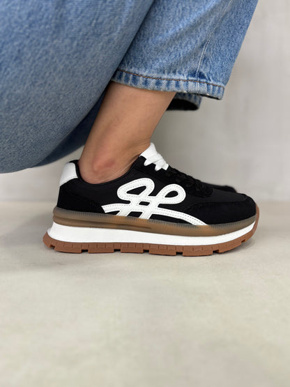 14435 – Tenis Negros con Detalles Blancos y Suela Bicolor