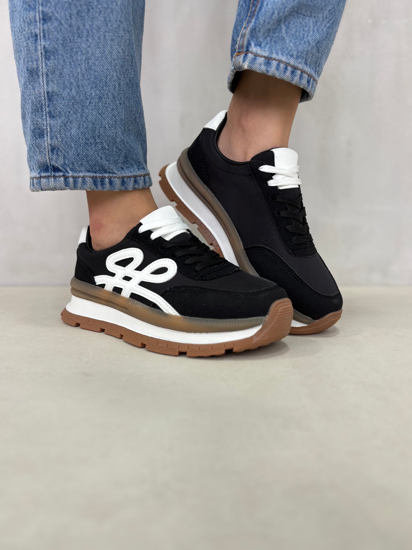 14435 – Tenis Negros con Detalles Blancos y Suela Bicolor