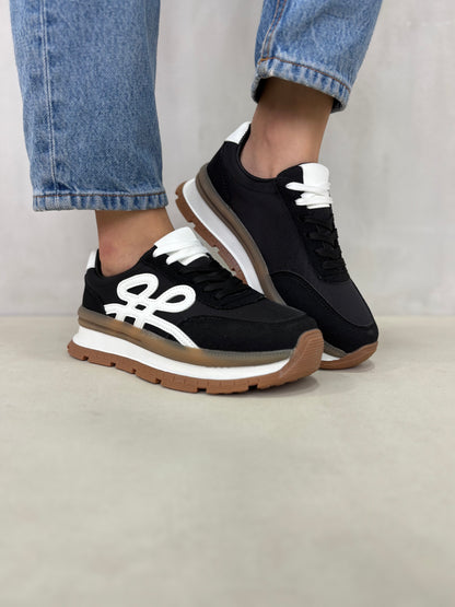 14435 – Tenis Negros con Detalles Blancos y Suela Bicolor