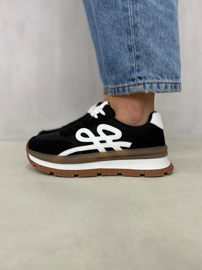 14435 – Tenis Negros con Detalles Blancos y Suela Bicolor