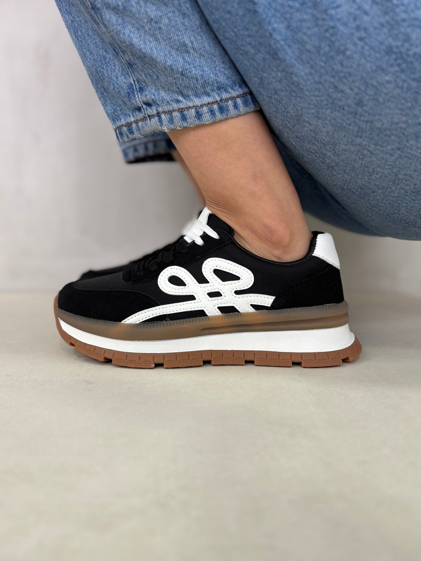 14435 – Tenis Negros con Detalles Blancos y Suela Bicolor