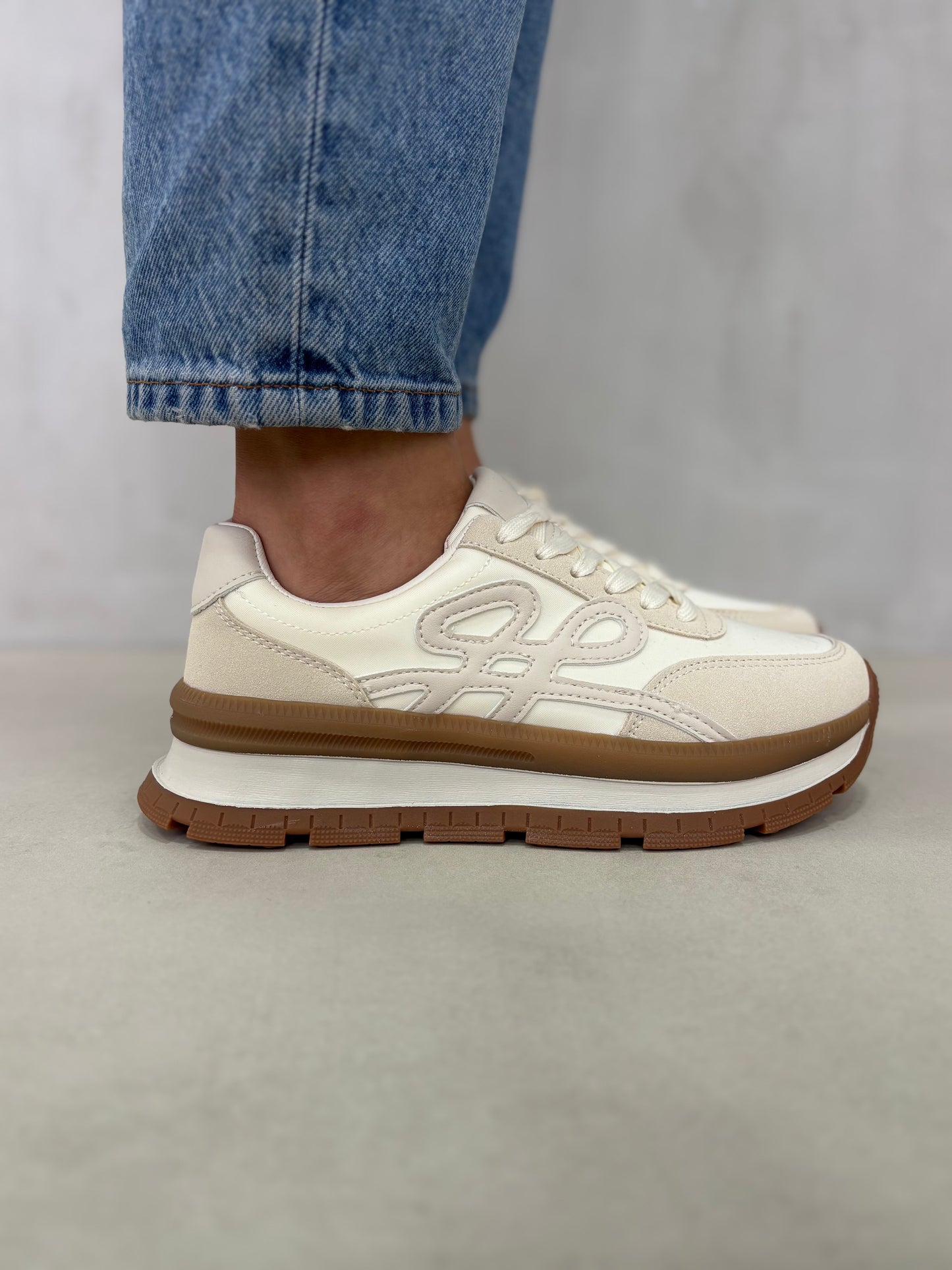 14434 – Zapatillas Beige con Suela Caramelo y Detalles en Textura Mixta