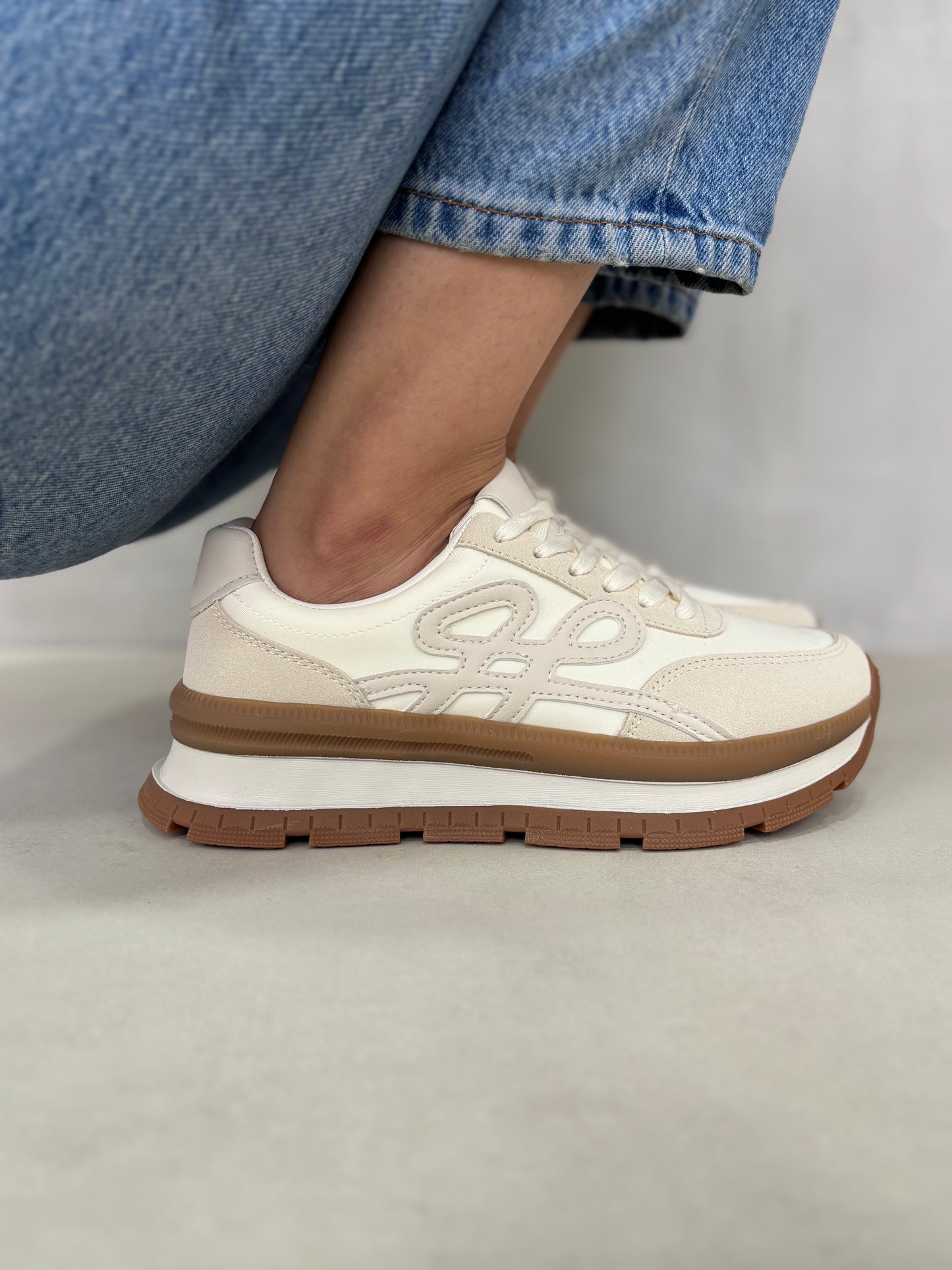 14434 – Zapatillas Beige con Suela Caramelo y Detalles en Textura Mixta