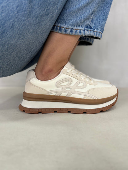 14434 – Zapatillas Beige con Suela Caramelo y Detalles en Textura Mixta