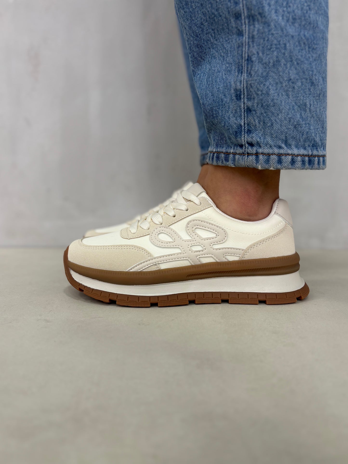 14434 – Zapatillas Beige con Suela Caramelo y Detalles en Textura Mixta