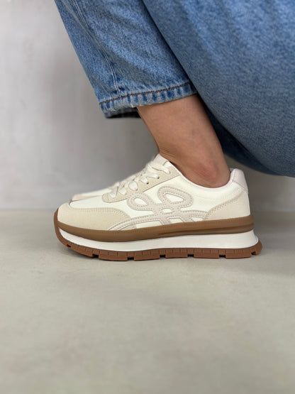 14434 – Zapatillas Beige con Suela Caramelo y Detalles en Textura Mixta