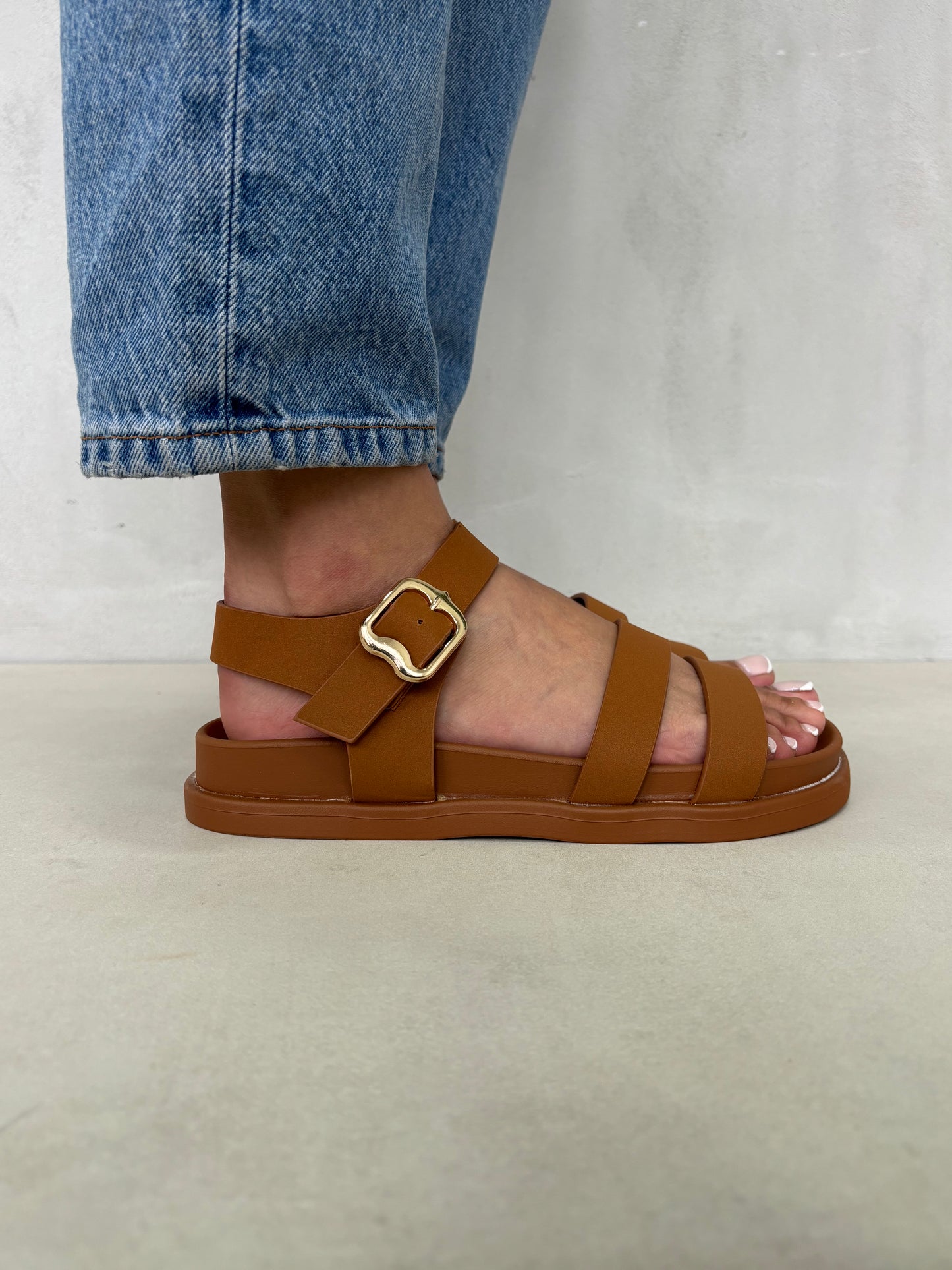 14478 – Sandalias Camel con Hebilla Dorada y Tiras Finas