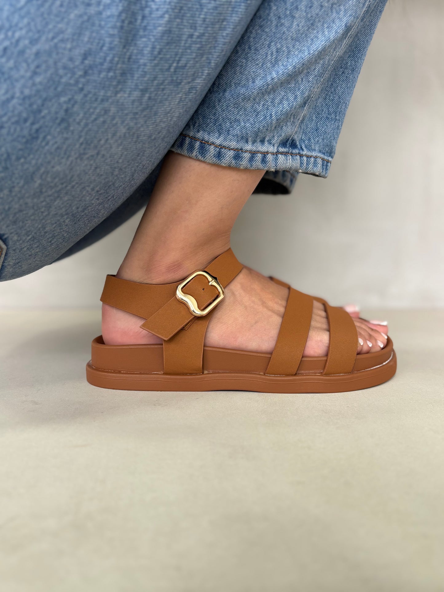 14478 – Sandalias Camel con Hebilla Dorada y Tiras Finas