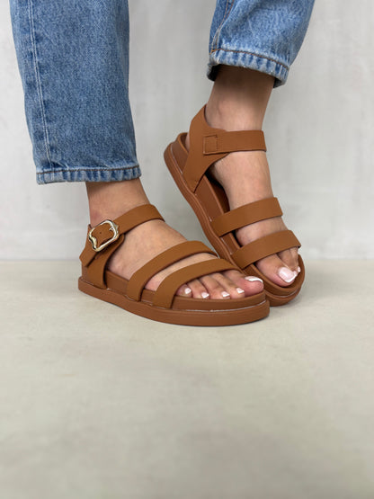 14478 – Sandalias Camel con Hebilla Dorada y Tiras Finas