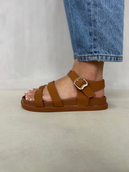 14478 – Sandalias Camel con Hebilla Dorada y Tiras Finas