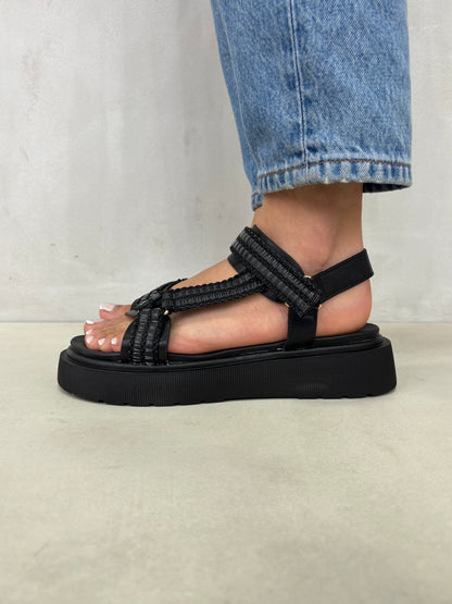 14275 – Sandalias Negras con Plataforma y Cierres Ajustables
