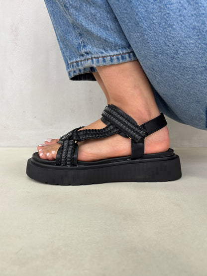 14275 – Sandalias Negras con Plataforma y Cierres Ajustables