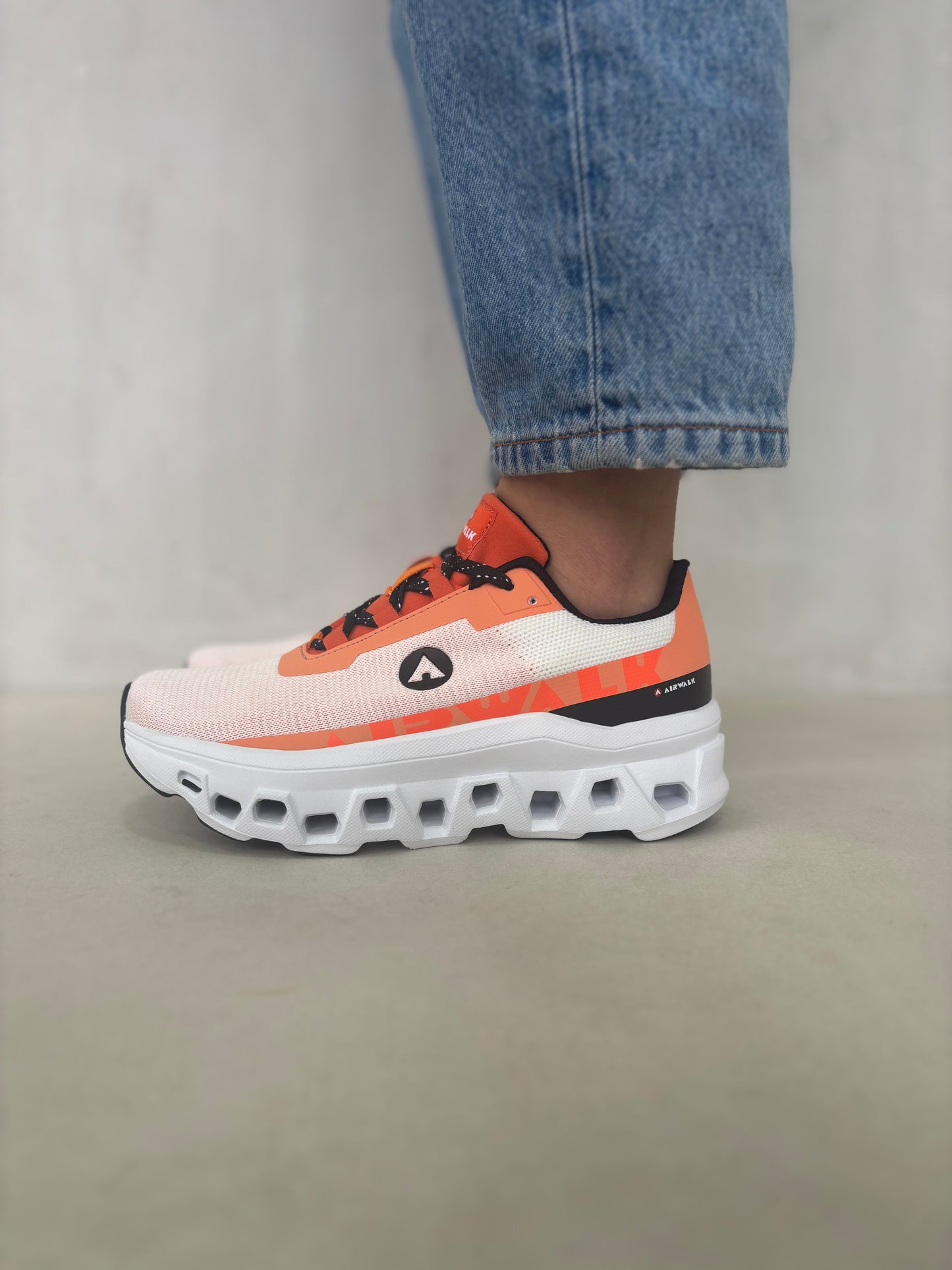 14300 – Tenis Deportivos Blanco con Naranja y Suela Tecnológica