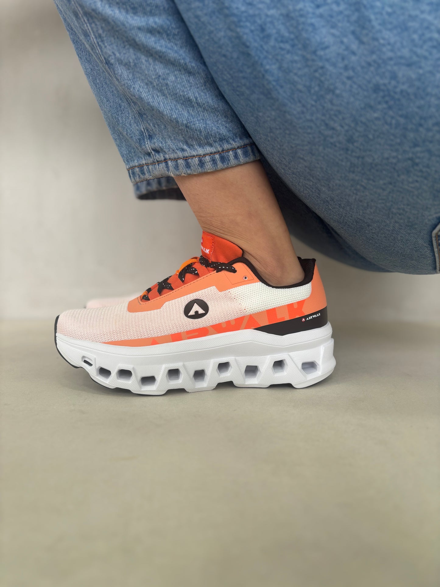 14300 – Tenis Deportivos Blanco con Naranja y Suela Tecnológica