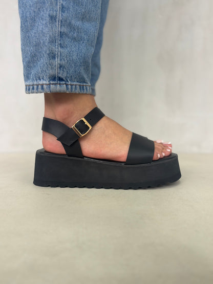 14263 – Sandalias Negras con Plataforma y Hebilla Dorada