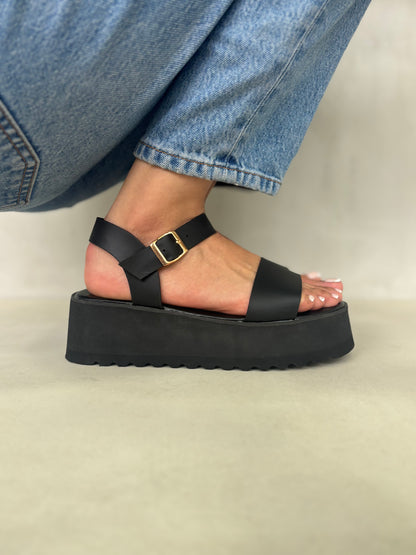 14263 – Sandalias Negras con Plataforma y Hebilla Dorada