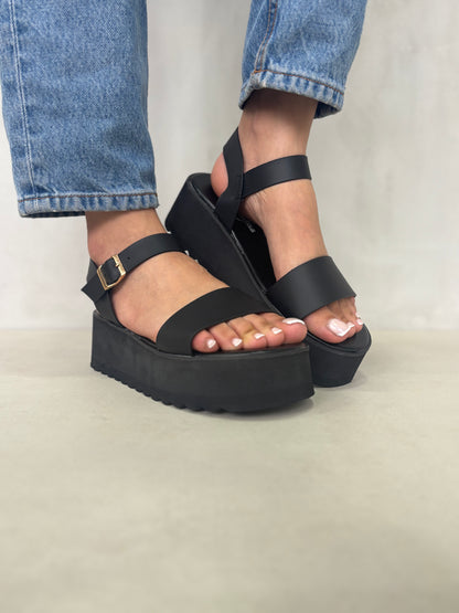 14263 – Sandalias Negras con Plataforma y Hebilla Dorada