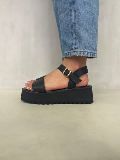 14263 – Sandalias Negras con Plataforma y Hebilla Dorada