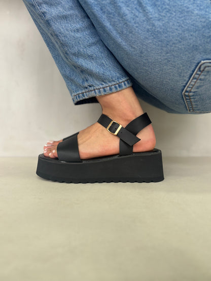 14263 – Sandalias Negras con Plataforma y Hebilla Dorada